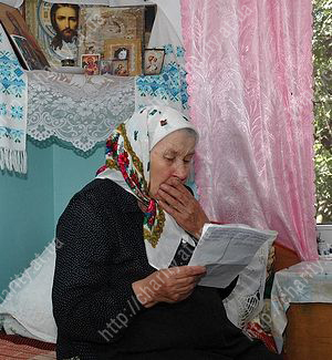 Матушка Дарья читает письмо от сына